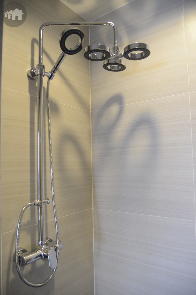 สำหรับห้องแบบ 1 ห้องนอนขนาดเล็ก จะได้ห้องน้ำแบบฝักบัว มีส่วนกระจกกั้น และบิลท์อินเล็กๆ เพื่อวางเครื่องใช้