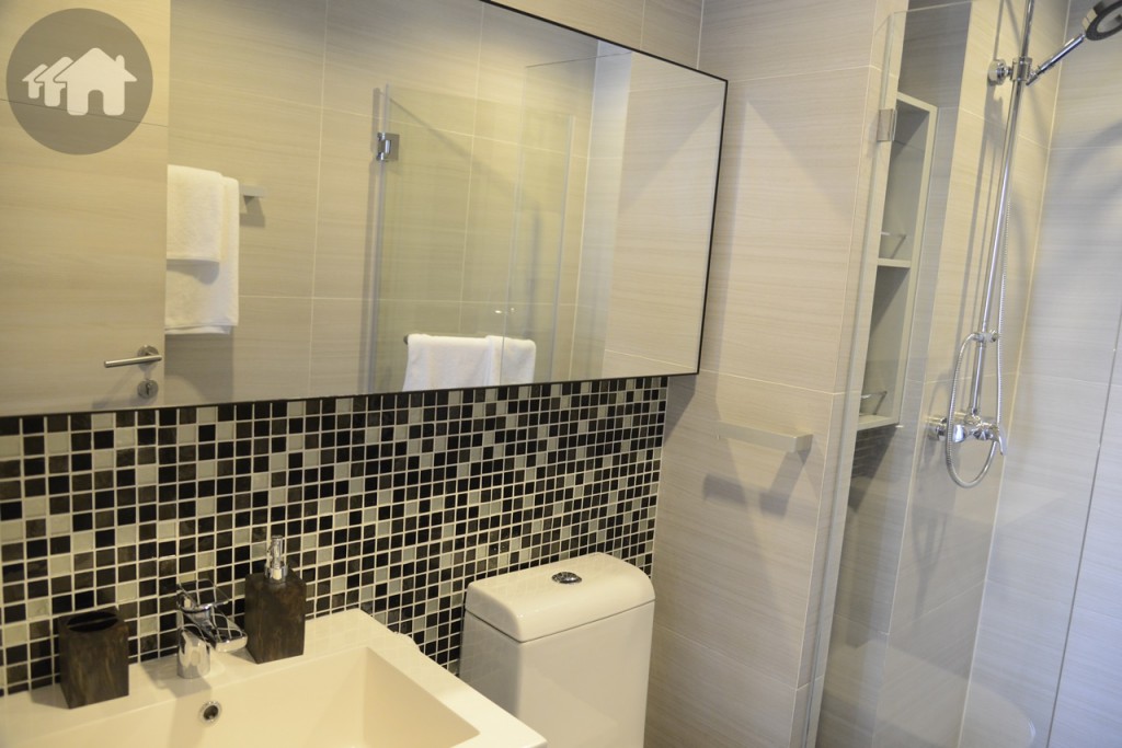 นอกนั้นก็มีชักโครก อ่างล้างหน้า แต่ความพิเศษคือ มีกระจกติดให้เป็นแนวยาว พร้อมบุกระเบื้องแบบโมเสก ตกแต่งอย่างสวยงาม