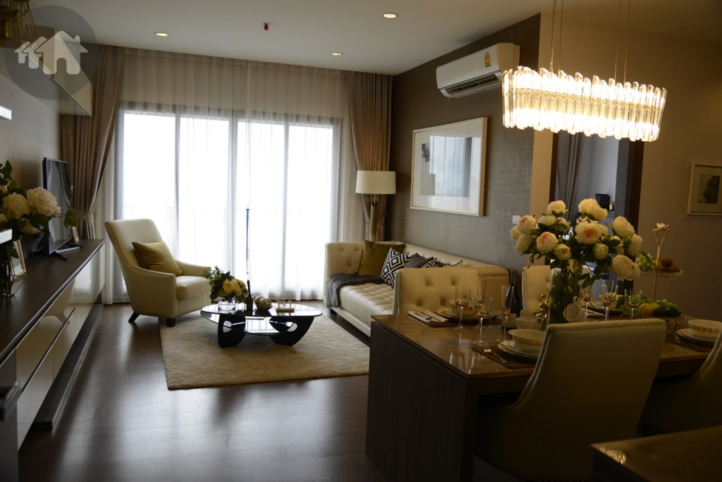 เปิดห้องมามีพื้นที่กว้างขวาง มองเห็นมุมนั่งเล่น ตกแต่งสวยงาม ส่วนด้านขวามือจะเป็นมุมครัว