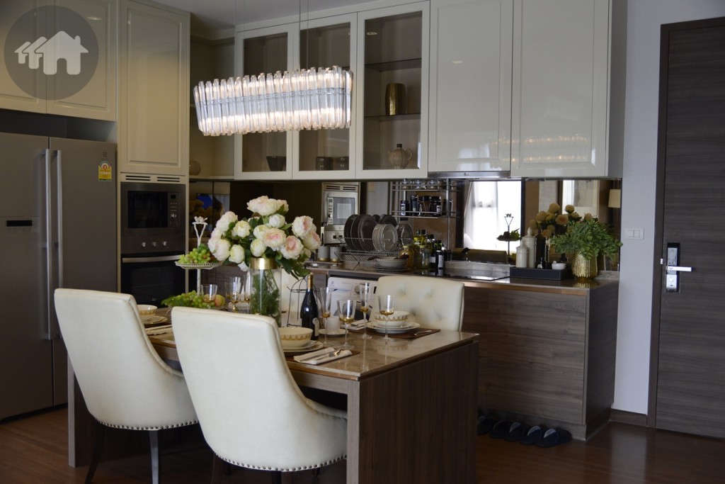 มุมเคาน์เตอร์ครัว และโต๊ะทานอาหาร นั่งได้ 4 คน