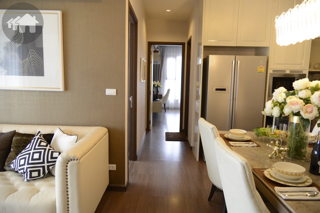 ทางเดินไปยังห้องนอนและห้องน้ำ สังเกตเห็นว่าช่องทางเดินกว้างอยู่พอสมควร เดินสวนกันได้