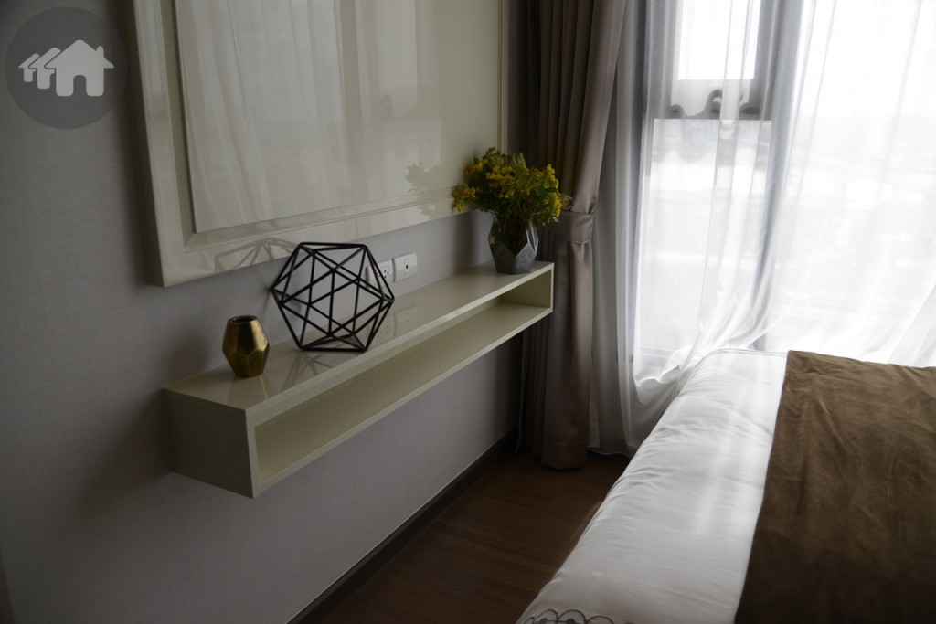 ห้องนอนห้องแรก จะมีขนาดเล็ก ไม่มีห้องน้ำในตัว แต่ปลายเตียงมี Built-in สำหรับวางของ