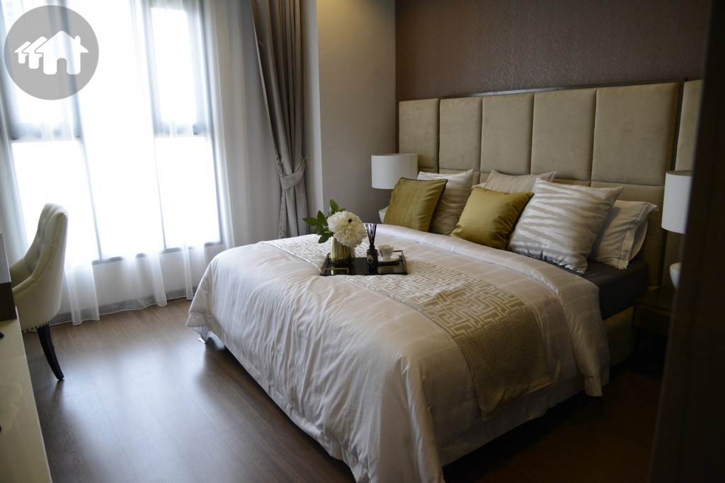 ถัดมาอีกห้องนอน จะมีขนาดใหญ่กว่า เป็นห้องแยกอีกห้องหนึ่ง