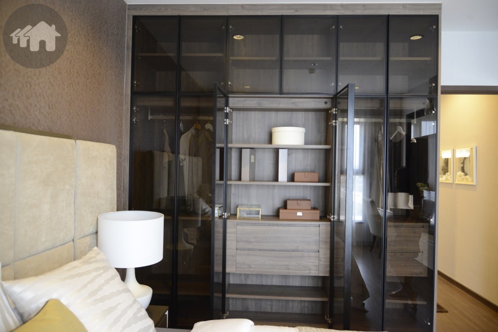 ด้านข้างมีตู้เสื้อผ้าให้ สามารถเก็บของอื่นๆ ได้ด้วย