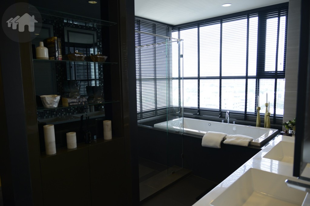 ห้องนอนห้องนี้ มีห้องน้ำในตัว เปิดประตูไปจะพบว่าห้องน้ำกว้างและสวยมาก