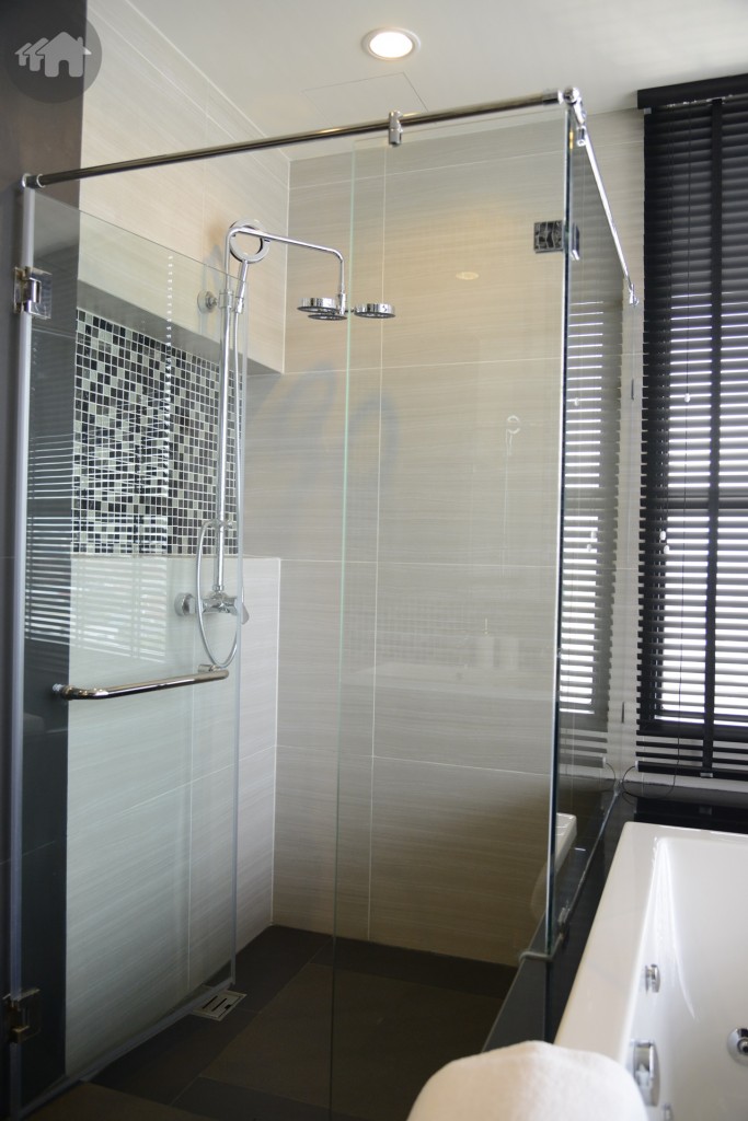 ตู้อาบน้ำแบบฝักบัว พร้อมชั้นวางที่ถูกออกแบบให้ใช้พื้นที่ได้อย่างคุ้มค่า