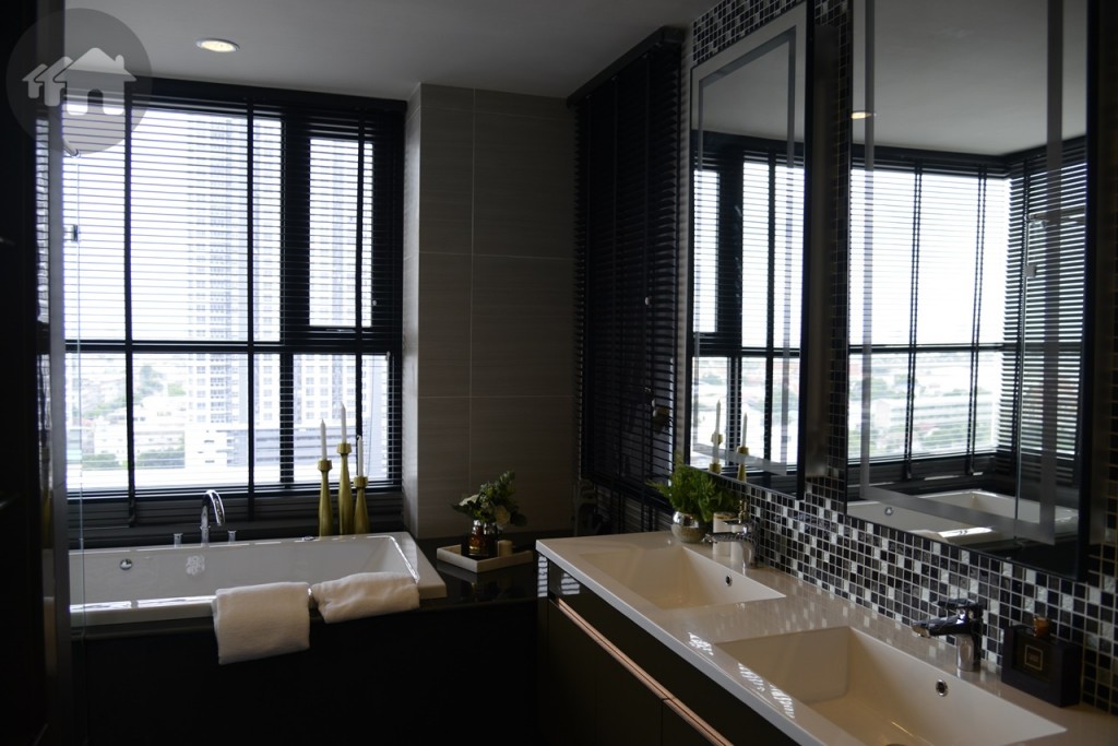 อ่างล้างหน้ามีถึง 2 อ่างด้วยกัน พร้อมกระจกติดผนังแบบยาว