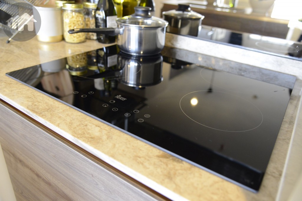 ห้องใหญ่จะได้เตาไฟฟ้า 2 ตัว ซิงก์ล้างจาน 2 ตัว แต่จะมีบางห้องที่ซิงก์ล้างจานจะเป็น Island แยกออกมา