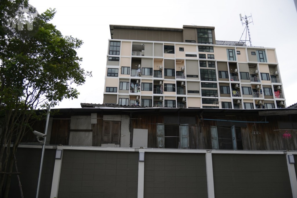 ทิศตะวันตก ติดบ้านพักอาศัย 2 ชั้น ถัดออกไปเป็น Napha Place อพาร์ทเมนต์ 8 ชั้น