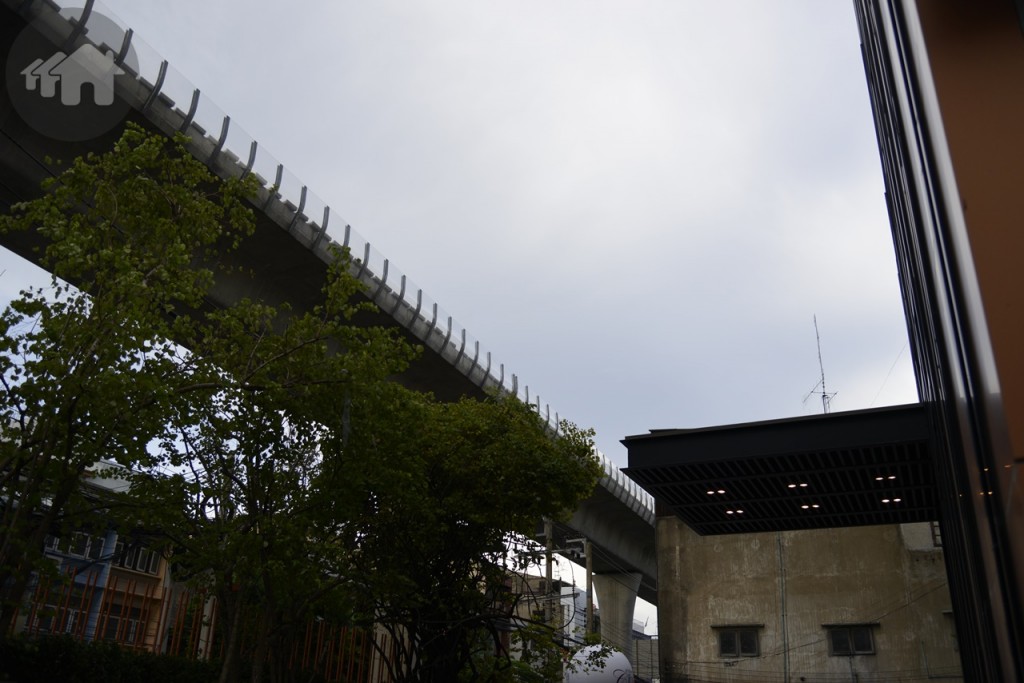 ทิศเหนือ เป็นด้านหน้าของโครงการ ติดถนนประชาราษฎร์ สาย 2 มุ่งหน้าไปแยกบางโพ ถนนฝั่งตรงข้ามเป็นอาคารพาณิชย์ และร้านสะดวกซื้อ ด้านบนเป็นทางยกระดับรางรถไฟฟ้า