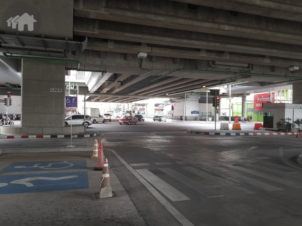 ลงมาด้านล่างสถานี แยกเตาปูน