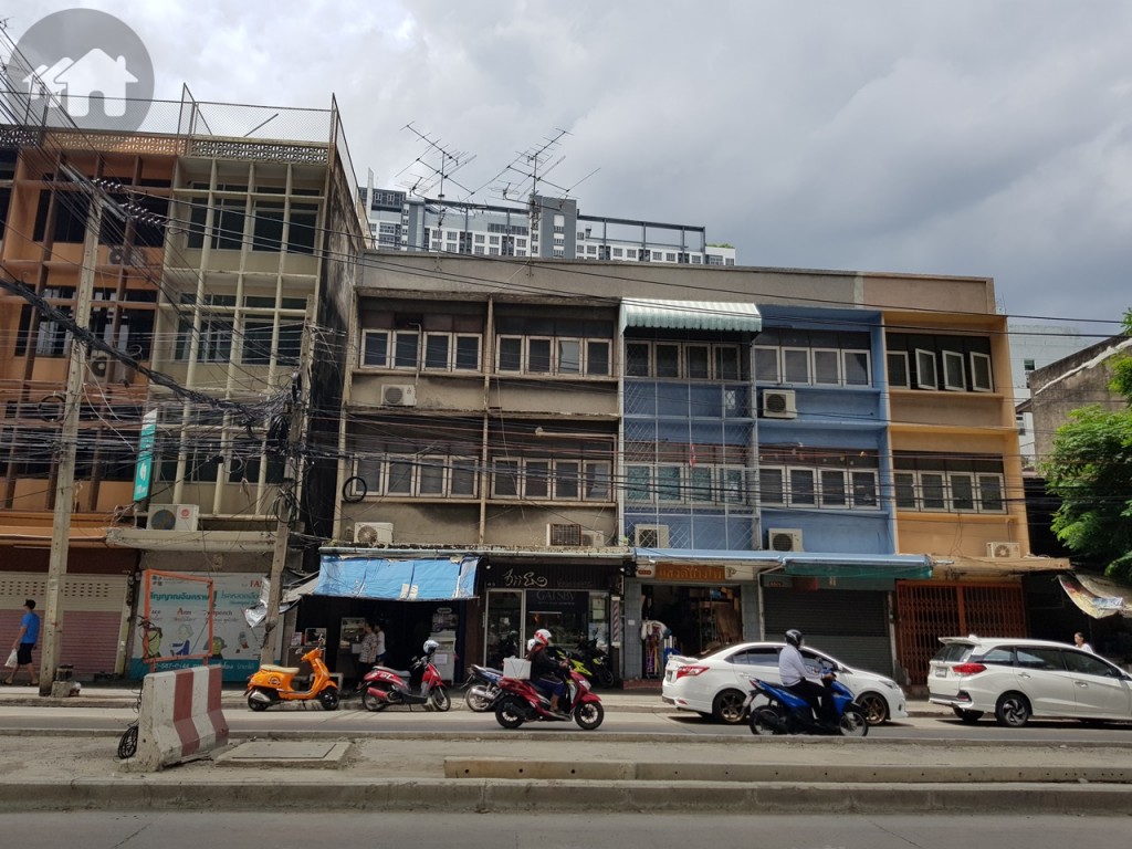 ฝั่งตรงข้ามเป็นอาคารพาณิชย์จำนวนมาก