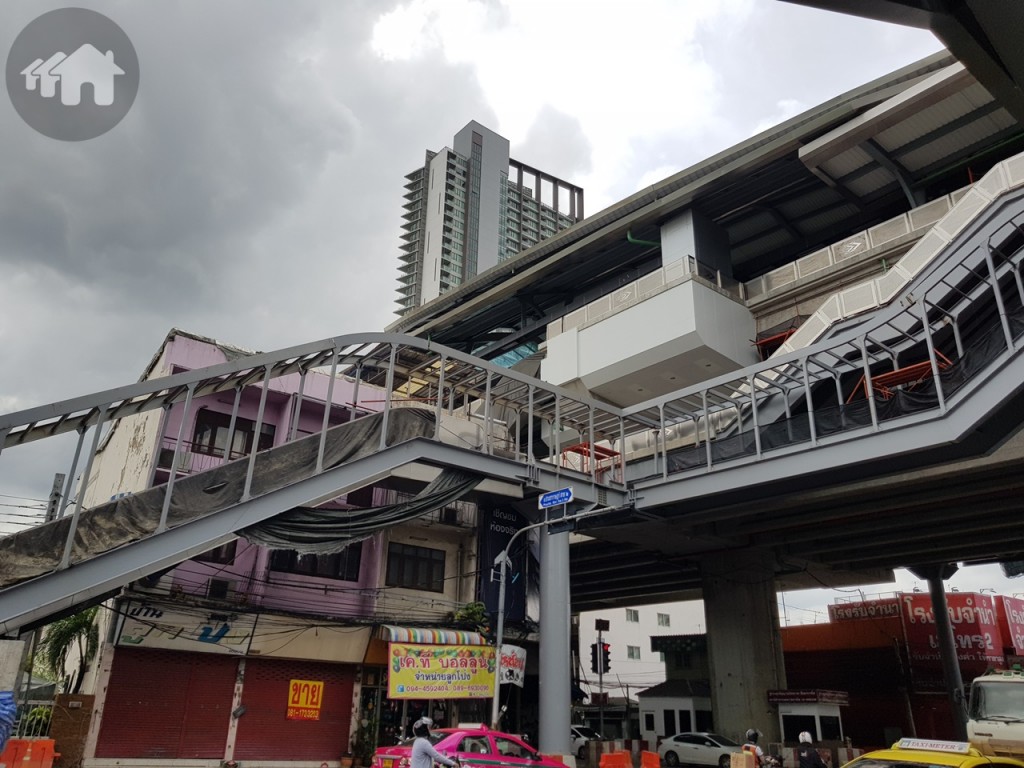 แยกบางโพ จุดตัดกับถนนประชาราษฎร์สาย 1 และเป็นที่ตั้งของสถานีรถไฟฟ้าบางโพที่กำลังก่อสร้างอยู่