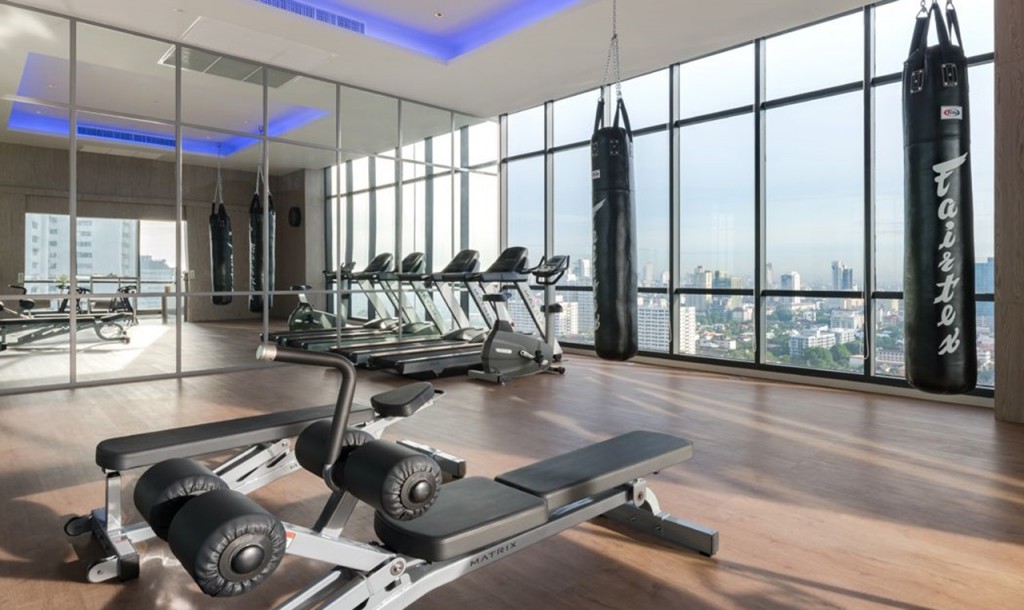 ตัวเครื่องออกกำลังกาย ถูกหันออกไปทางฝั่งทิศเหนือ เพื่อให้เห็นวิวทิวทัศน์ของเอกมัยช่วงท้าย ไปจนถึงถนนเพชรบุรี