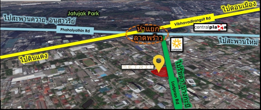 จากห้าแยกลาดพร้าวสามารถเชื่อมต่อไปยังถนนได้ถึง 3 สาย ได้แก่ ถนนวิภาวดีรังสิตที่มุ่งหน้าออกไปดอนเมือง หรือเข้าสู่เขตดินแดง ถนนพหลโยธิน ไปยังสะพานควาย หรืออีกด้านไปยังสะพานใหม่ และถนนลาดพร้าว ที่เชื่อมต่อไปยังรัชดาภิเษก และบางกะปิ