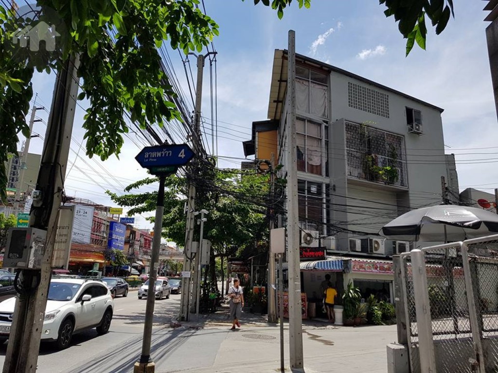 ออกจากสถานีให้เลี้ยวขวา จะเห็นลาดพร้าว ซอย 4 