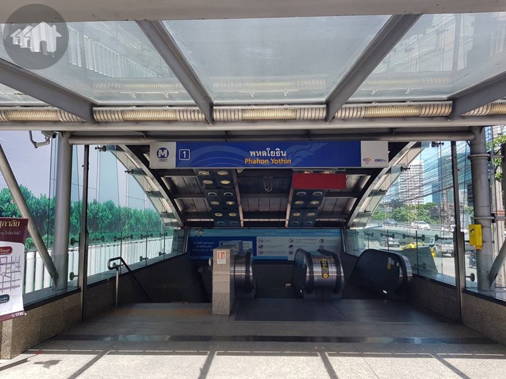 DD Property ได้เดินทางมาสำรวจพื้นที่บริเวณรอบโครงการ Metris ลาดพร้าว โดยการเดินทางแบบใช้รถไฟฟ้าใต้ดิน  MRT ลงที่สถานีพหลโยธิน โดยออกประตูที่ 1 จะมาโผล่ถนนลาดพร้าว เลยห้าแยกลาดพร้าวมาไม่ไกลนัก ฝั่งตรงข้ามจะเป็นห้างสรรพสินค้ายูเนียนมอลล์