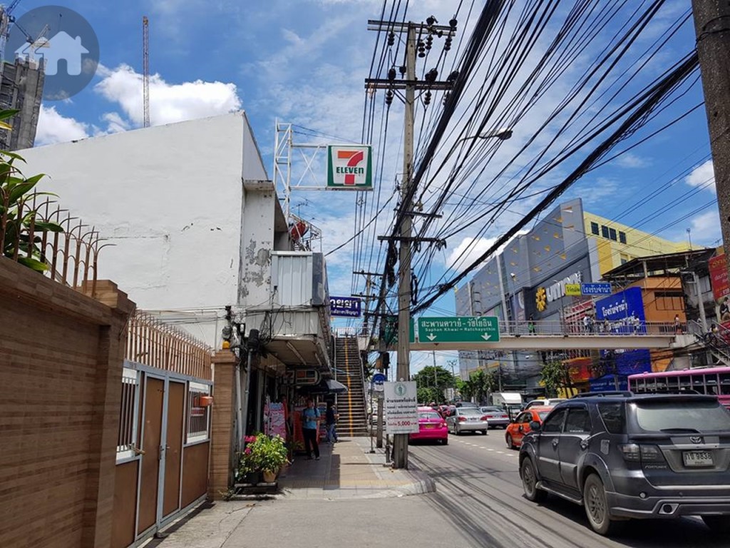 ถัดจากโครงการ Metris ลาดพร้าว จะเจอกับเซเว่นและร้านอาหารอีกหลายร้าน มีสะพานลอยข้ามไปอีกฝั่ง ไม่ไกลมาก