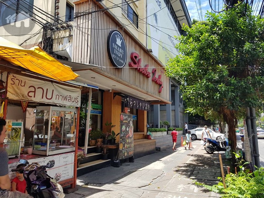 ขับรถต่อมาเรื่อยๆ ทั้งสองข้างทางจะเต็มไปด้วยร้านอาหาร ร้านนวด ร้านกาแฟ ธนาคาร ที่ทำการไปรษณีย์ และคอนโดมิเนียม 