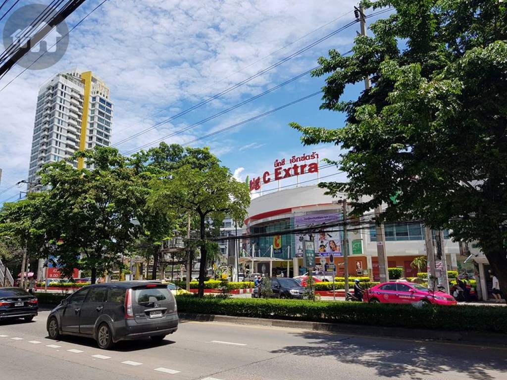 ขับมาประมาณ 750 เมตร จะผ่าน รถไฟฟ้าใต้ดินสถานีลาดพร้าว ให้ขับตรงมาเรื่อยๆ อีกประมาณ 500 เมตร จะเจอกับบิ๊กซี เอ็กซ์ตร้า ลาดพร้าว 2 อยู่ถนนฝั่งขวามือ ส่วนฝั่งซ้ายจะเป็นคอนโดฯ The Issara Ladprao