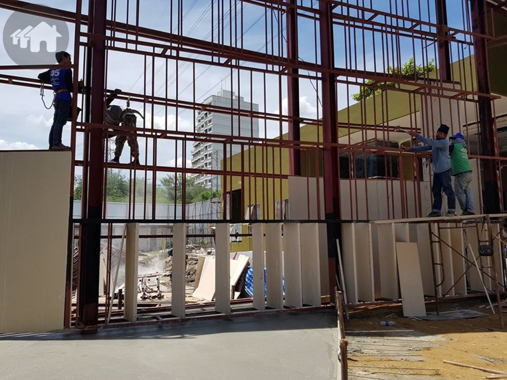 เดินไปอีกนิดก็จะเจอกับโครงการ Metris ลาดพร้าว ที่กำลังเป็นเขตก่อสร้างอยู่ มีคนงานกำลังทำงาน กั้นไวนิลขนาดใหญ่ บอกชื่อโครงการ Metris ชัดเจน