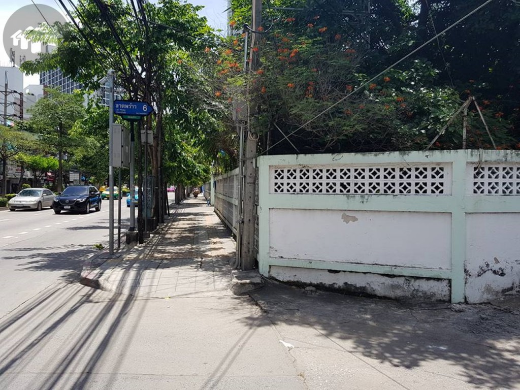 เดินต่อมาไม่ไกลจะเจอกับปากทางลาดพร้าวซอย 6