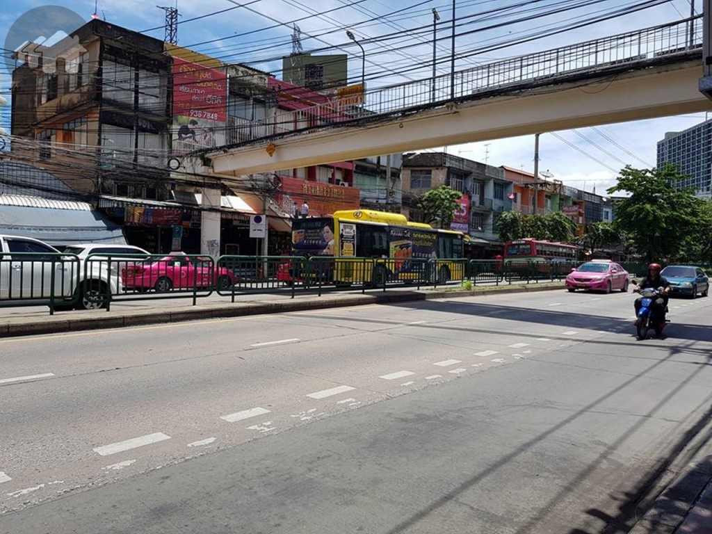 ตลอดทางจะมีร้านค้าที่เป็นตึกแถวมากมาย ทั้งร้านอาหาร บาร์ ร้านขายยา ร้านขายของชำเล็กๆ เรียกได้ ว่ามีร้านค้าอำนวยความสะดวกทั้งสองฝั่งถนน จะหาซื้ออะไรง่ายดายมาก 