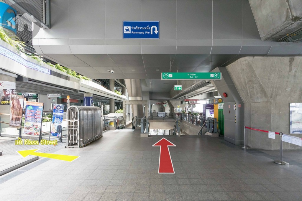 เดินลงบันไดลงจากสถานีมุ่งหน้า ถ.รามคำแหง หรือจะเข้าห้าง Nasa Street ก็ได้เช่นกัน จุดนี้เป็นจุดเชื่อมต่อทั้งรถไฟสายตะวันออก และท่าเรือราม 1
