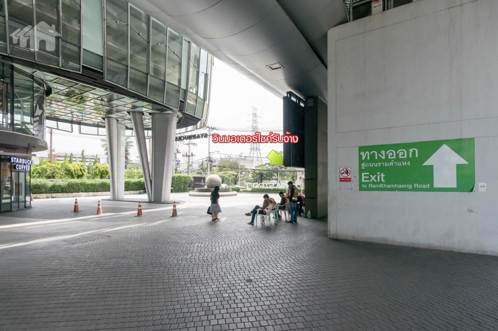 จากจุดนี้สามารถเชื่อมต่อไปยังโครงการได้หลายวิธี ทั้งมอเตอร์ไซค์รับจ้าง รถโดยสารประจำทาง รถแท็กซี่ก็มีให้บริการ นอกจากนี้โครงการยังมีบริการรถรับ-ส่งด้วย