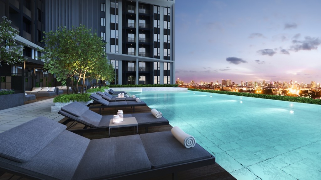 สระว่ายน้ำระบบเกลือ ขนาด 13x29 เมตร ลึก 1.20 เมตร พร้อมจากุซซี่ และสระเด็ก ขนาด 3.5x5 เมตร ลึก 0.40 เมตร รวมทั้งที่นั่งพักผ่อนริมสระ บริเวณชั้นที่ 4