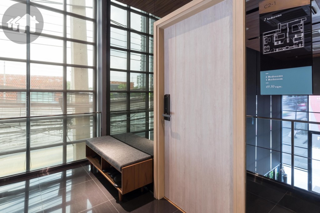 ประตูห้องเป็นบานไม้สังเคราะห์ปิดผิวเคลือบ PVC บานใหญ่ กว้างประมาณ 90 เซนติเมตร สูงประมาณ 2 เมตร