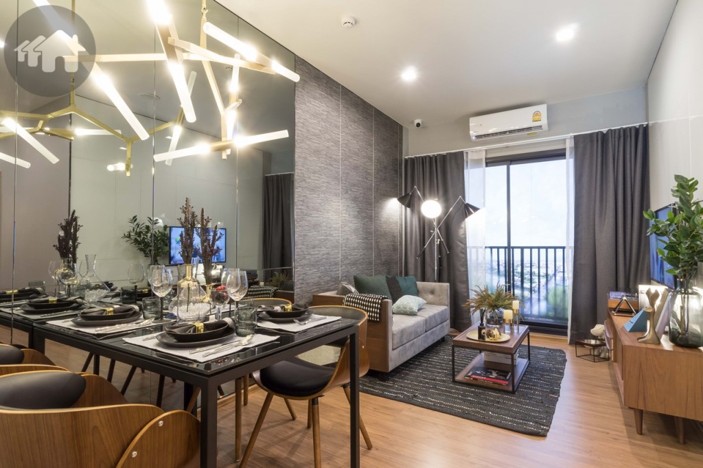 เข้ามาภายในห้องเป็นมุมรับประทานอาหาร เชื่อมต่อกับห้องนั่งเล่น พื้นปูลามิเนต หนา 8 มิลลิเมตร โปร่งโล่งด้วยเพดานสูง 2.65 เมตร ไฟดาวน์ไลท์แบบฝังฝ้า