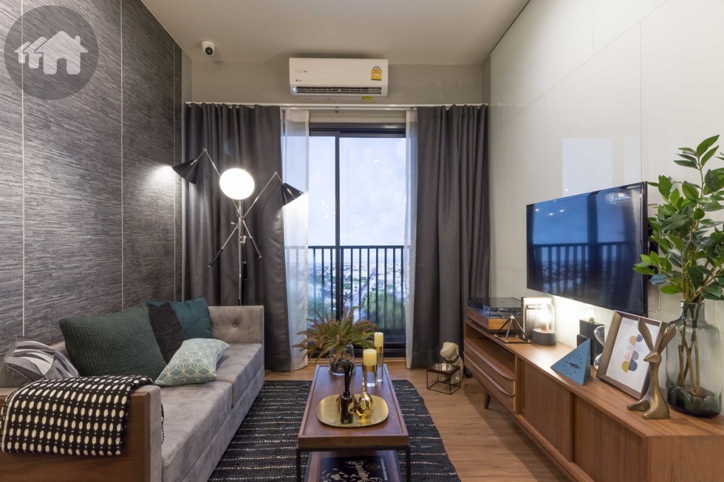 ห้องนั่งเล่นกว้างขวาง โซฟาห่างจากชั้นวางโทรทัศน์ประมาณ 1.50 เมตร วางโต๊ะกลางแล้วเดินเข้า-ออกสะดวก