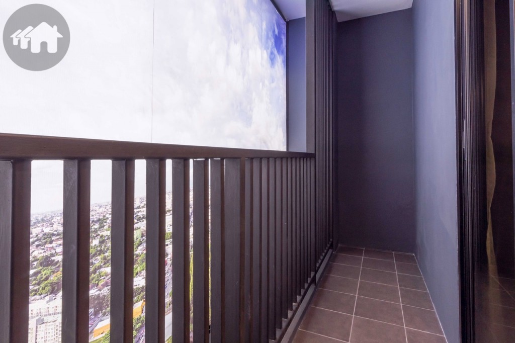 ระเบียงขนาดใหญ่ กว้างประมาณ 80 เซนติเมตร ยาวประมาณ 4 เมตร รั้วสูงประมาณ 1.10 เมตร พื้นปูกระเบื้องคุณภาพสูง ขนาด 30x30 เซนติเมตร