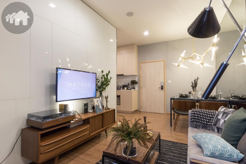 จากระเบียงมองเข้ามาภายในห้อง