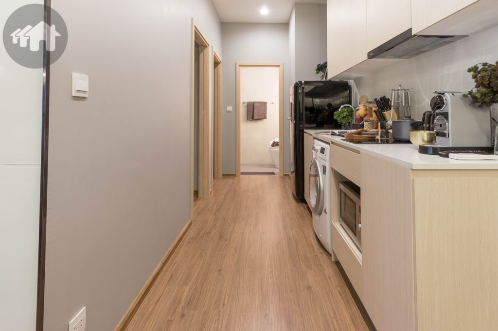 อีกด้านเป็นห้องครัว ห้องน้ำ และห้องนอนอีก 2 ห้อง ทางเดินกว้างประมาณ 1.20 เมตร เปิดตู้ครัวแล้วยังเดินเข้า-ออกสะดวก