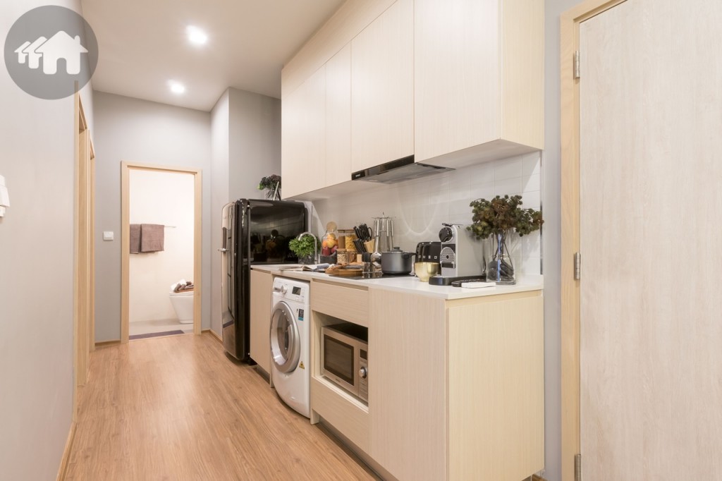 ตู้ครัวบิลท์อินบน-ล่าง ที่แถมมาให้กับห้อง วัสดุปิดผิวเป็นเมลามีน ด้านข้างมีที่ว่างสำหรับวางตู้เย็นกว้างประมาณ 80 เซนติเมตร