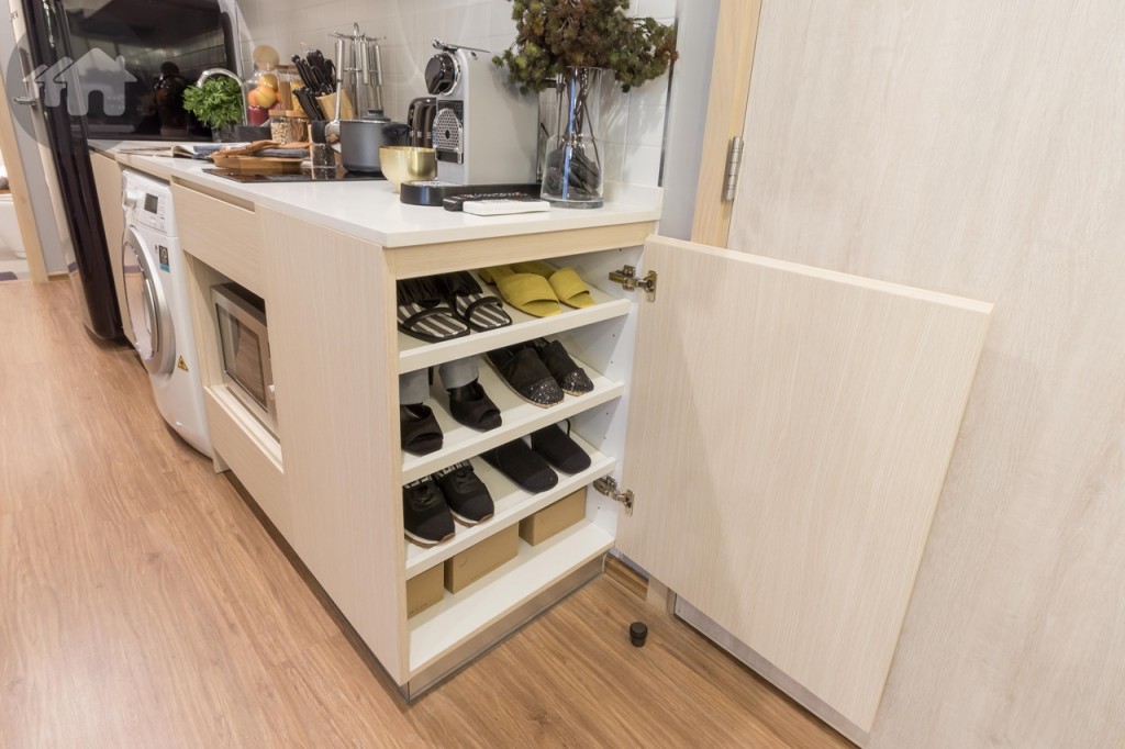 ด้านที่ติดกับประตูเข้าห้องออกแบบเป็นตู้เก็บรองเท้า