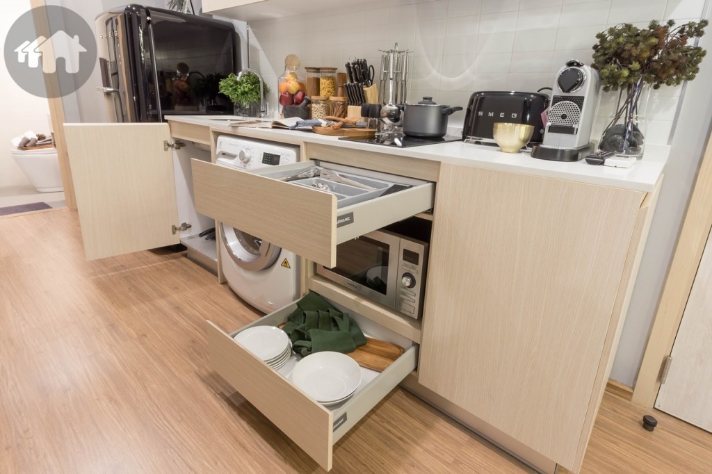 ตู้ครัวบิลท์อินด้านล่าง กว้างประมาณ 60 เซนติเมตร ยาวประมาณ 2.30 เมตร สูงประมาณ 90 เซนติเมตร บานเปิด-ปิดแบบ Soft close ของ Hafele