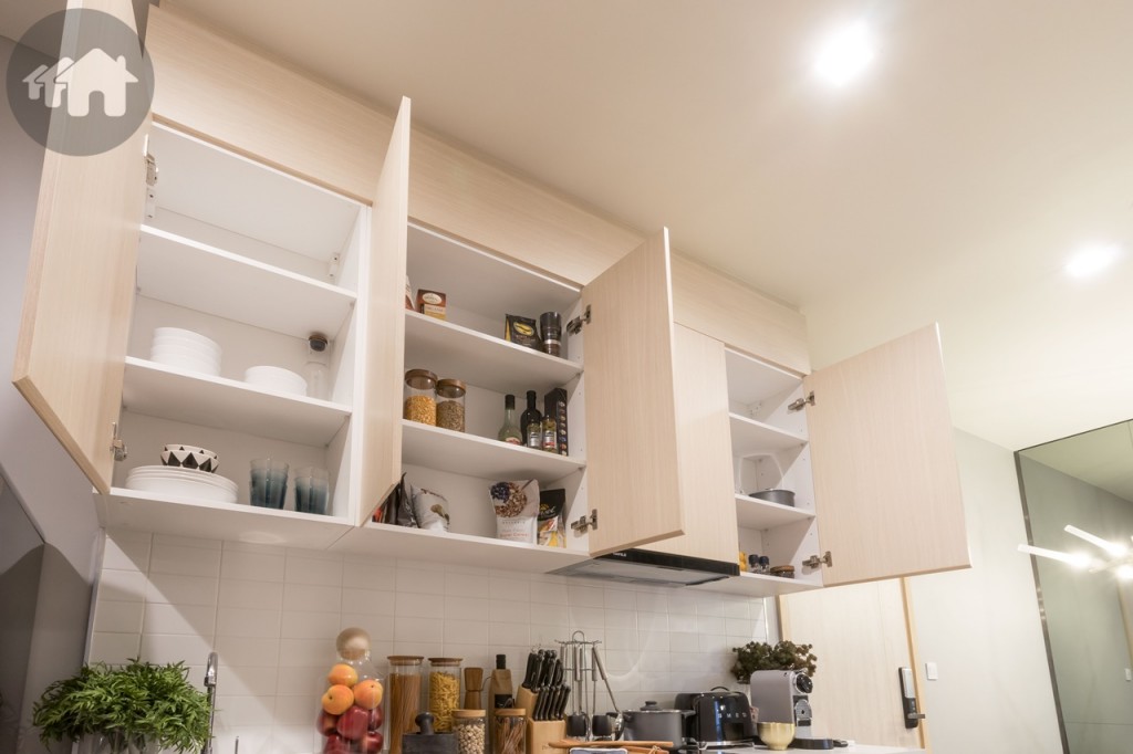 ตู้ครัวด้านบนบิลท์อินด้านบนขนาดเท่ากับด้านล่าง เก็บของได้หลากหลาย บานเปิด-ปิดแบบ Soft close ของ Hafele
