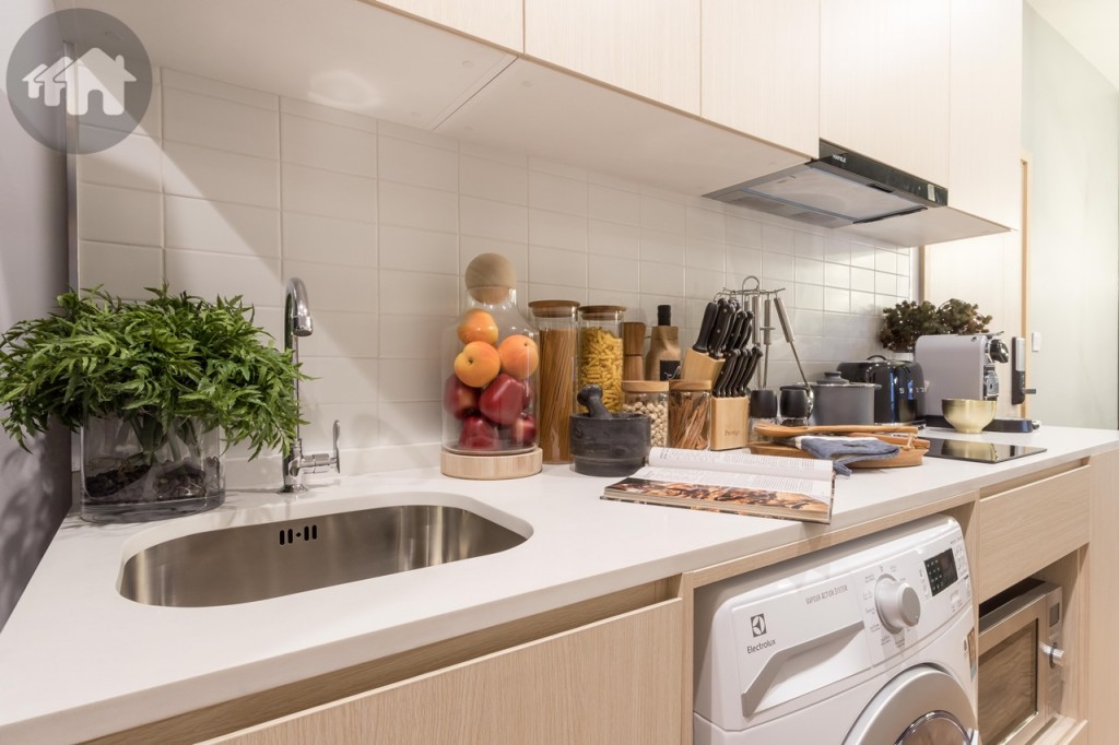 Top เคาน์เตอร์ครัวเป็นหินควอทซ์ ผนังเคาน์เตอร์ครัวเป็นกระเบื้อง Subway Tile