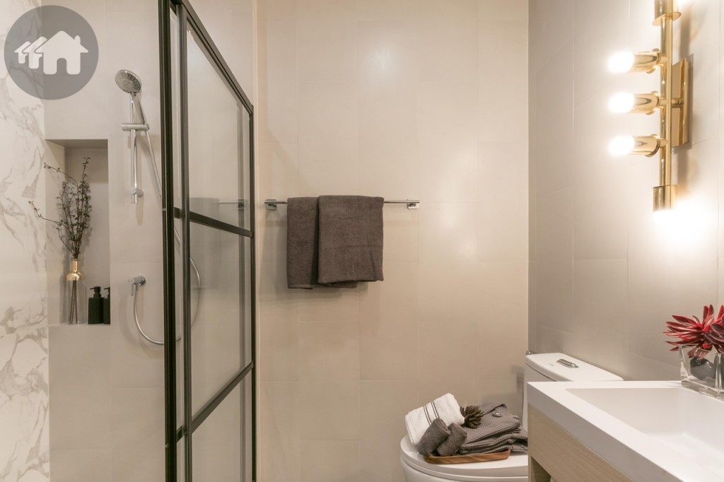 ติดกันเป็นห้องน้ำ พื้นและผนังปูกระเบื้องคุณภาพสูง ขนาด 30x60 เซนติเมตร ดร็อปพื้นจากห้องครัวประมาณ 6 เซนติเมตร