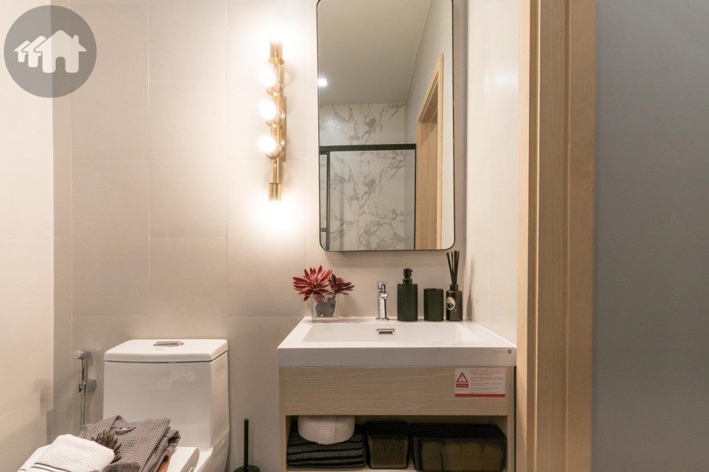 อ่างล้างหน้ามาพร้อมกับกระจกเงาบานสูง