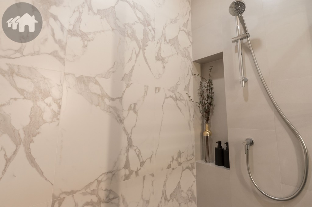 พื้นที่ด้านข้างเจาะเป็นช่องสำหรับวางอุปกรณ์อาบน้ำ กว้างประมาณ 30 เซนติเมตร สูงประมาณ 90 เซนติเมตร