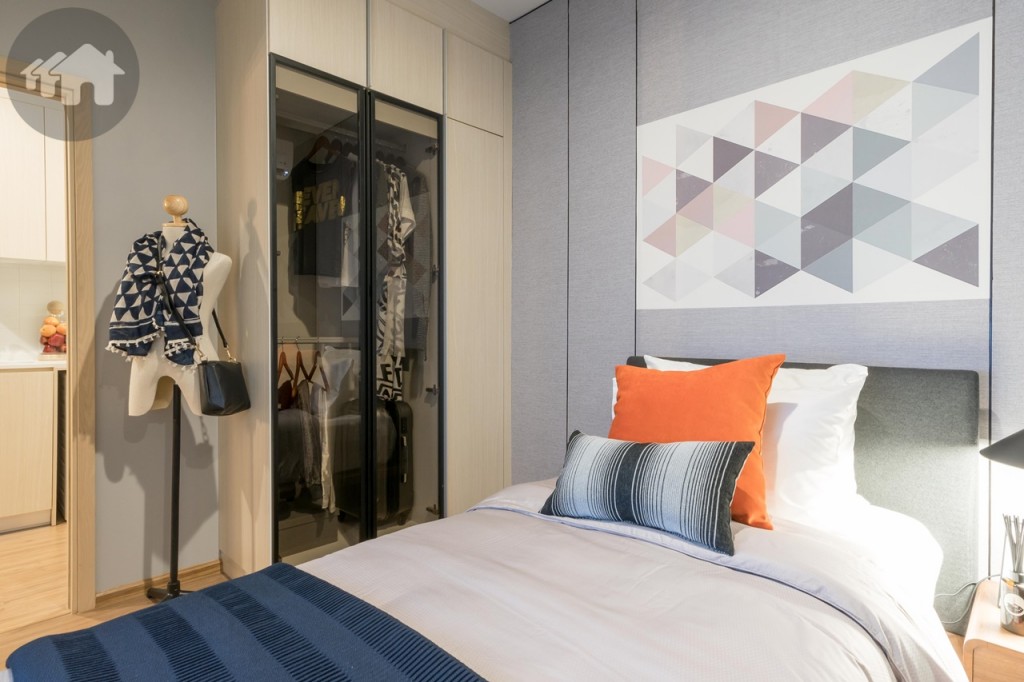 ข้างเตียงเป็นที่วางตู้เสื้อผ้า ห่างประมาณ 80 เซนติเมตร