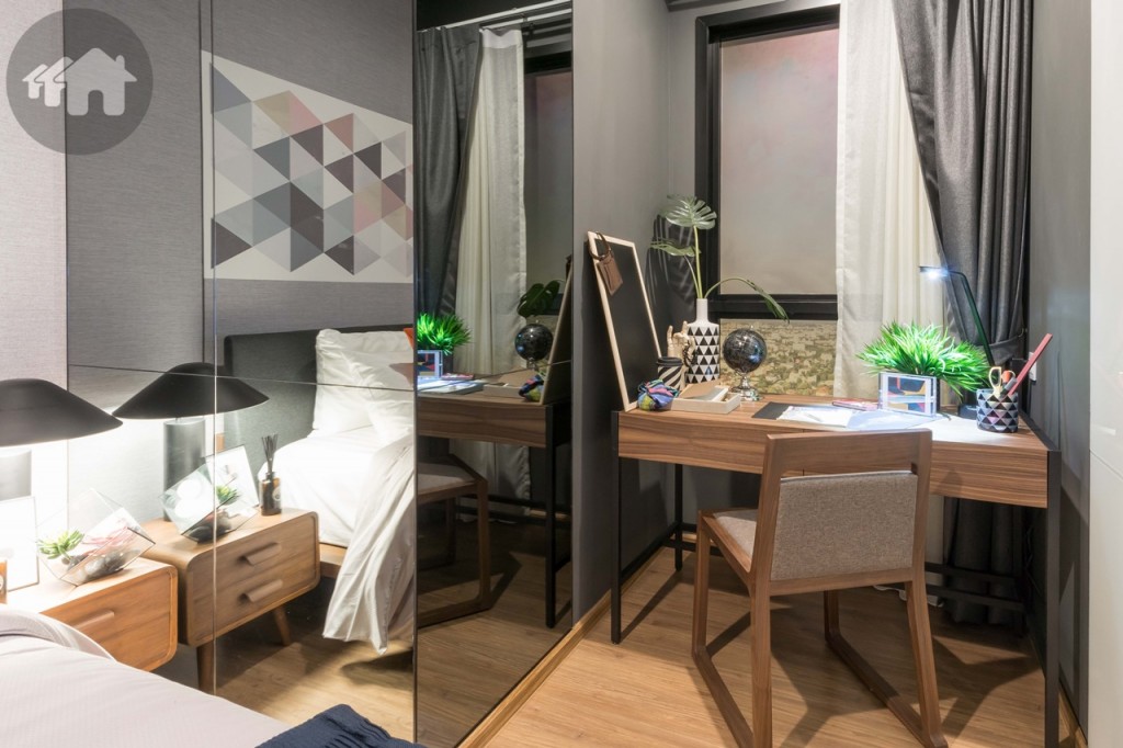 มีมุมสำหรับตกแต่งเป็นโต๊ะเขียนหนังสือ ส่วนนี้กว้างประมาณ 1.35 เมตร ห่างจากข้างเตียงประมาณ 2.15 เมตร รับวิวเมืองด้วยหน้าต่างกระจกกรอบอะลูมิเนียม Powdered Coating แบบบานฟิกซ์