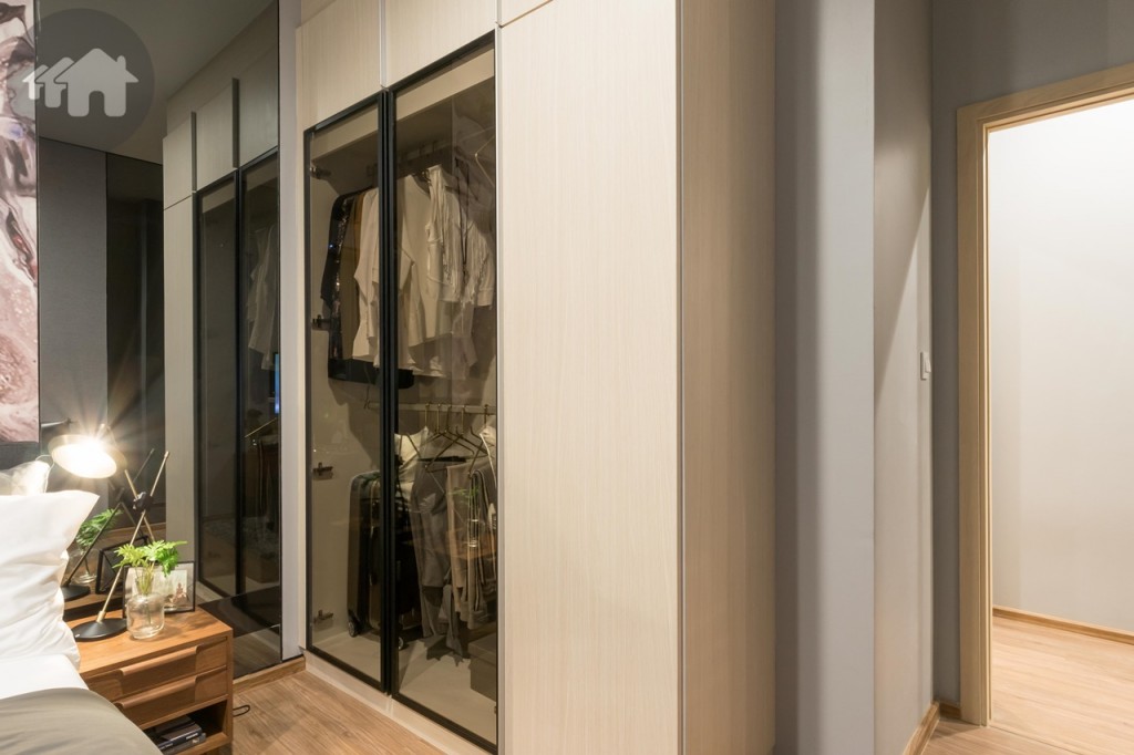 ด้านข้างเป็นที่วางตู้เสื้อผ้า