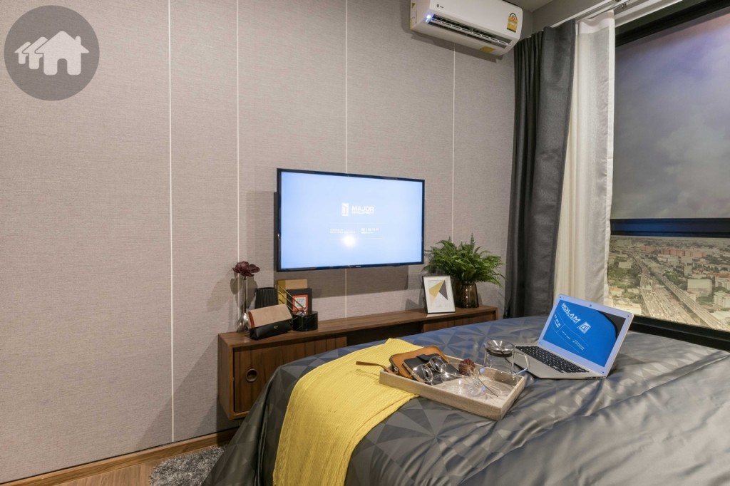 ปลายเตียงเป็นมุมชั้นวางโทรทัศน์ ห่างจากปลายเตียงประมาณ 60 เซนติเมตร