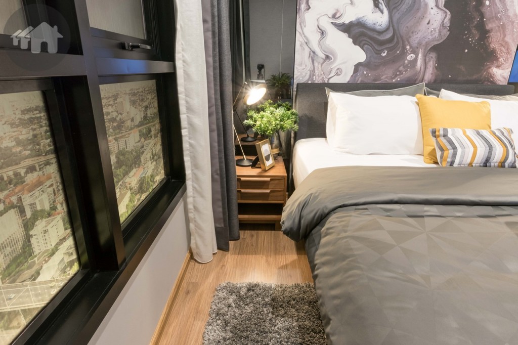 ข้างเตียงอีกด้านกว้างประมาณ 75 เซนติเมตร วางโต๊ะวางโคมไฟได้