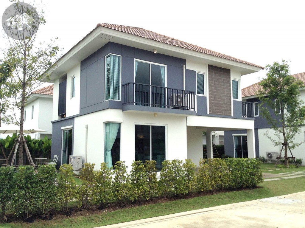 ออกแบบบ้านทรง L-Shape เพื่อเพิ่มความกว้างขวางและการใช้สอยที่ลงตัว ภายนอกบ้านออกแบบด้วยลวดลายไม้ที่ดูทันสมัยและมีความเป็นธรรมชาติ ลดความร้อนภายในบ้านด้วยการใช้กระจกเขียวตัดแสงสะท้อนช่วยกรองแสงแดดจากภายนอก ทำให้บ้านเย็นสบาย เพิ่มช่องกระจกและหน้าต่างบานใหญ่เพื่อให้ดูโปร่ง โล่ง และทำให้แสงและลมจากภายนอกเข้าถึงภายในบ้าน รวมถึงเพื่อเป็นการประหยัดพลังงานไฟฟ้าด้วย